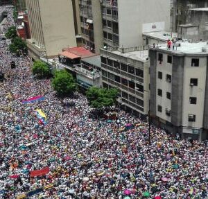 Povo Venezuelano em protesto contra os resultados eleitorais.