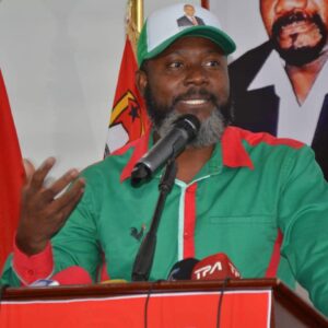 Adriano Sapiñala discursando no empossamento da Presidente provincial da LIMA em Luanda
