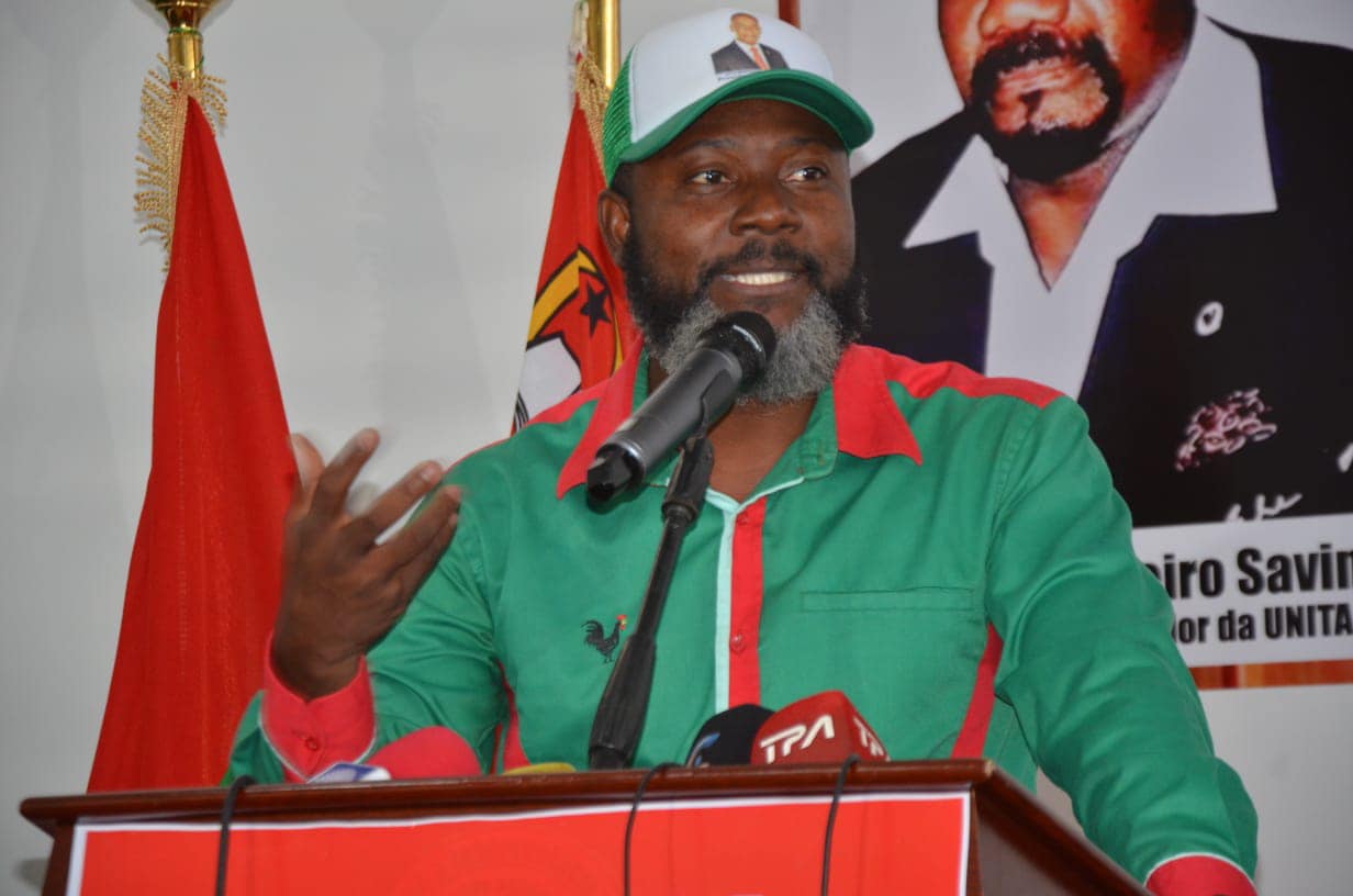 Adriano Sapiñala discursando no empossamento da Presidente provincial da LIMA em Luanda