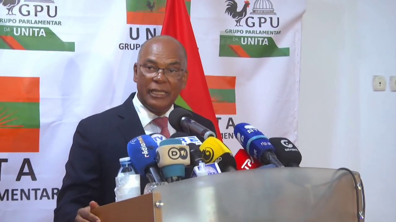 Presidente da UNITA, Adalberto Costa Júnior, quando presidia a Conferência de Imprensa sobre a Economia
